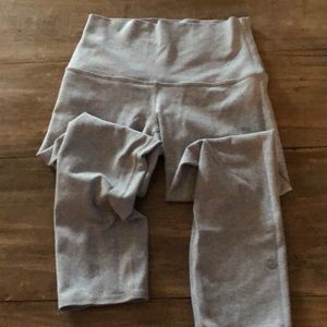 Lululemon wunder under gray leggings crop.  Sz 2